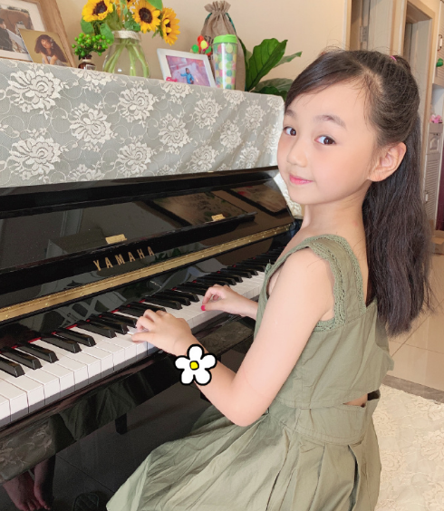 小山竹长大了，小时候的娃娃脸变成瓜子脸，美得让人认不出来了