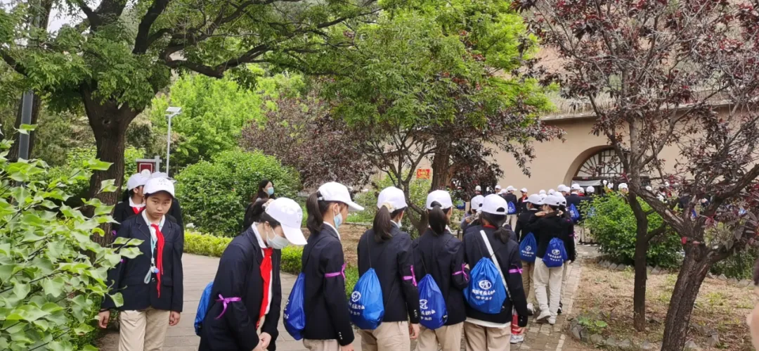 跟随600名学子的脚步,一起去了解延安最有文化的一座山