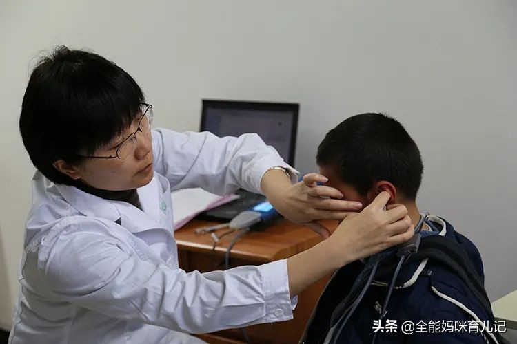10岁小男孩，饭后总打嗝，便血入院，医生斥责母亲太粗心