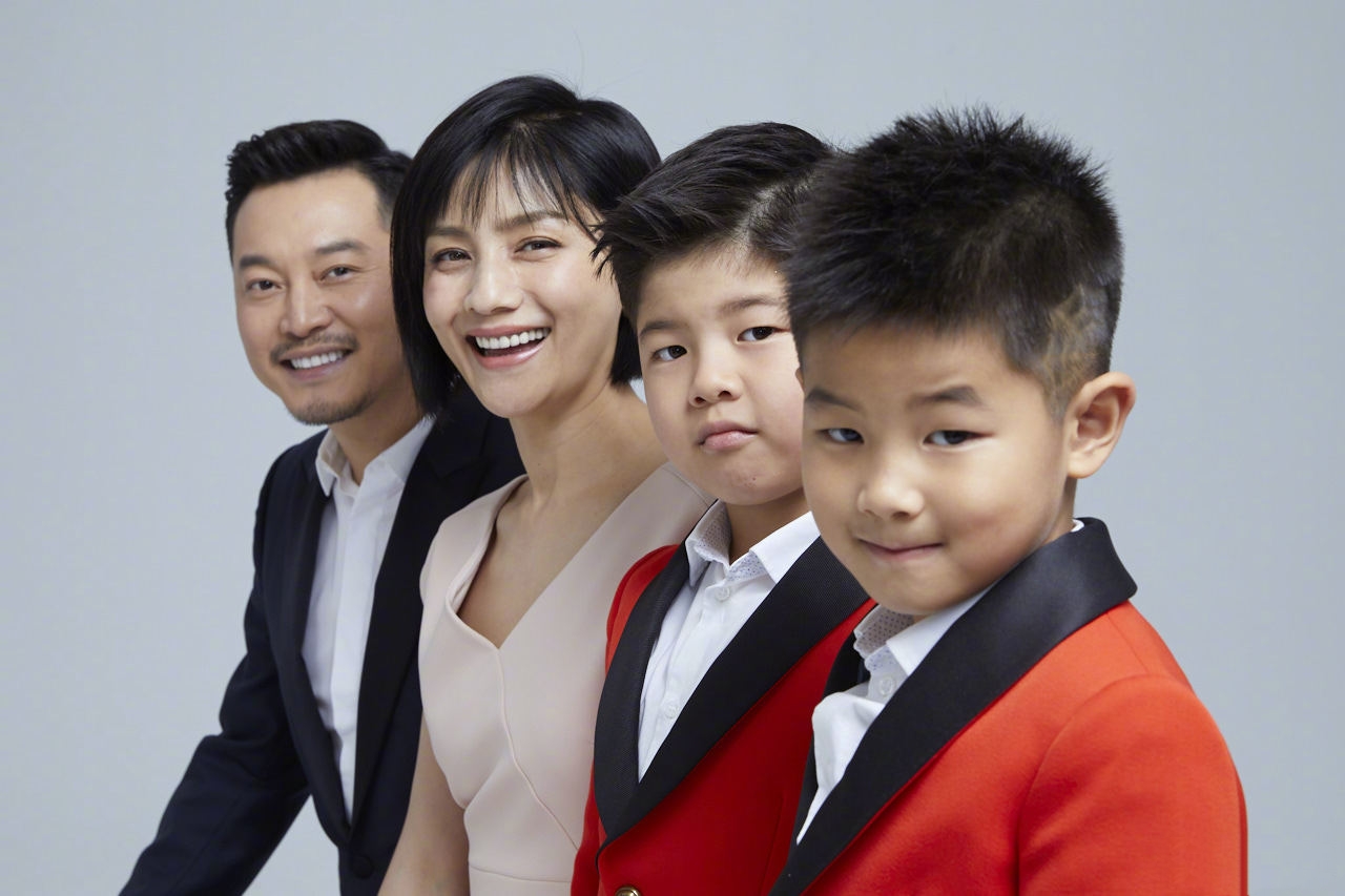 胡可曬兒子近照，安吉與甜馨同舞台彈鋼琴，一個獨奏一個需老師陪