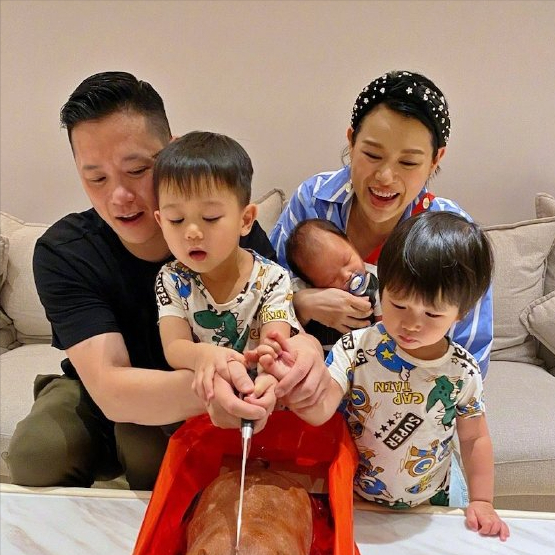 胡杏兒曬全家福慶三胎兒子滿月，一家五口同框畫面溫馨幸福