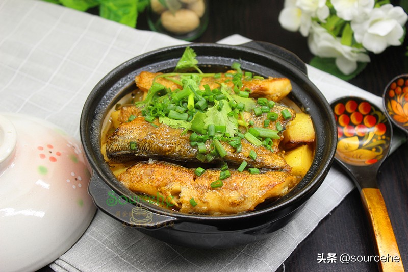 天冷就饞砂鍋煲，魚肉和土豆燉一燉，鮮香味美，熱乎乎很暖胃