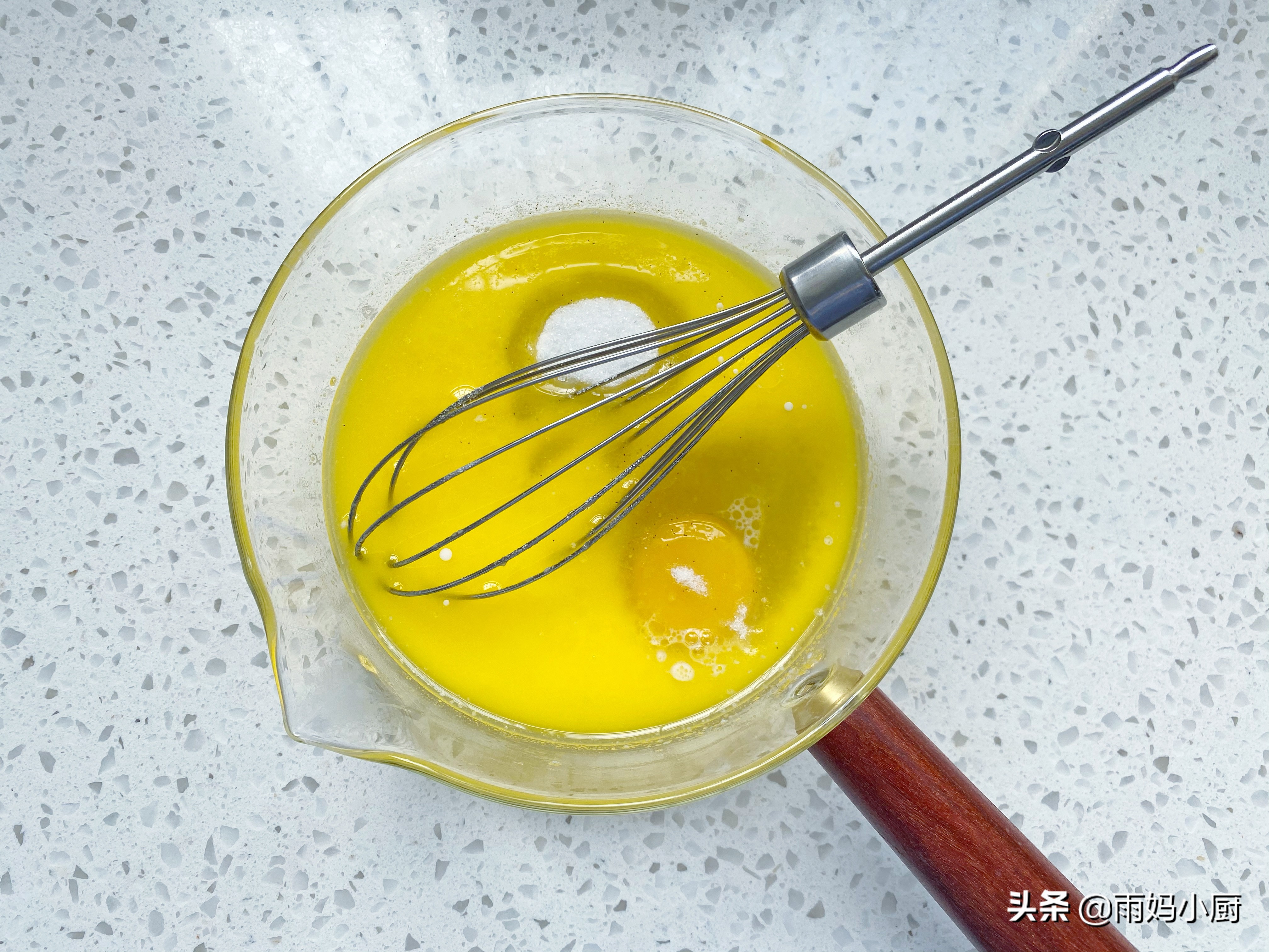分享一款适合新手的小蛋糕，香味浓郁又蓬松，搅一搅就能烤好