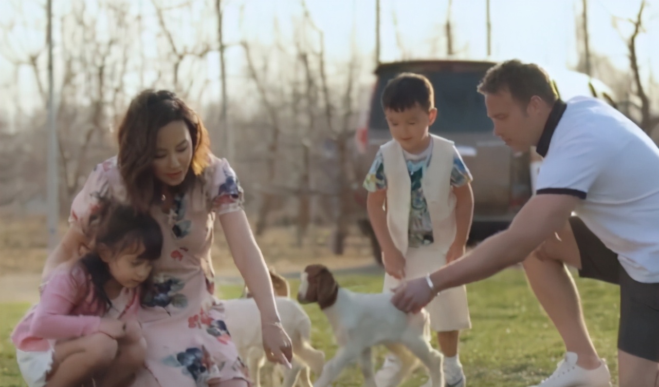 43歲馬雅舒近照，拍戲間隙手捧與老公親吻照甜笑，似熱戀中少女