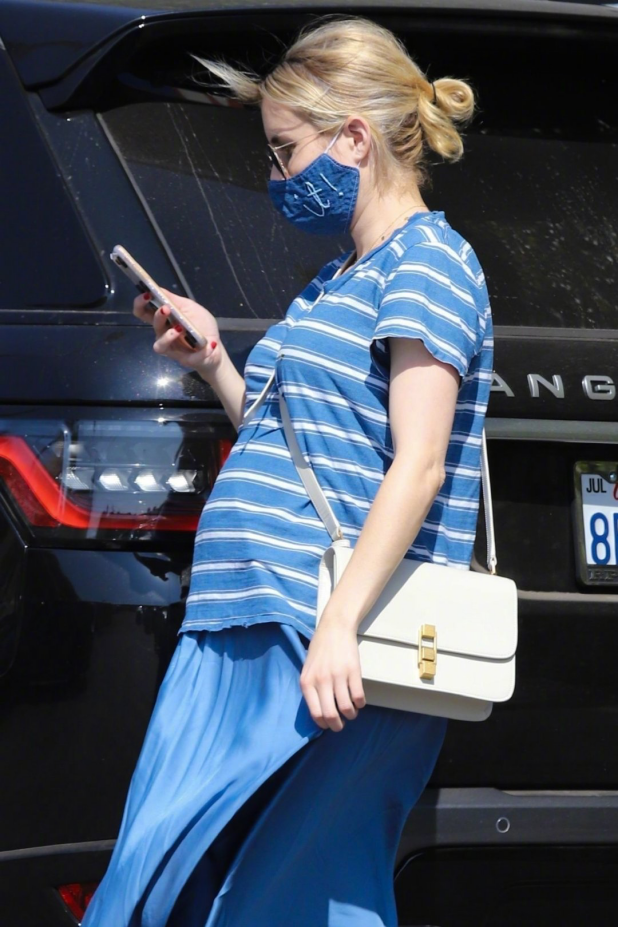 29岁好莱坞女星艾玛外出买花，孕肚明显，网友：啥时候怀孕的？