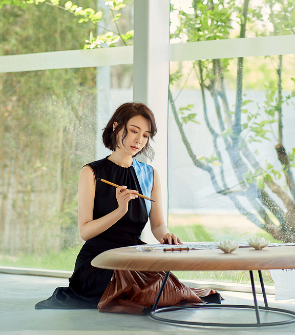 陈数被这条裤子害惨了，侧身时小肚子太凸，勒