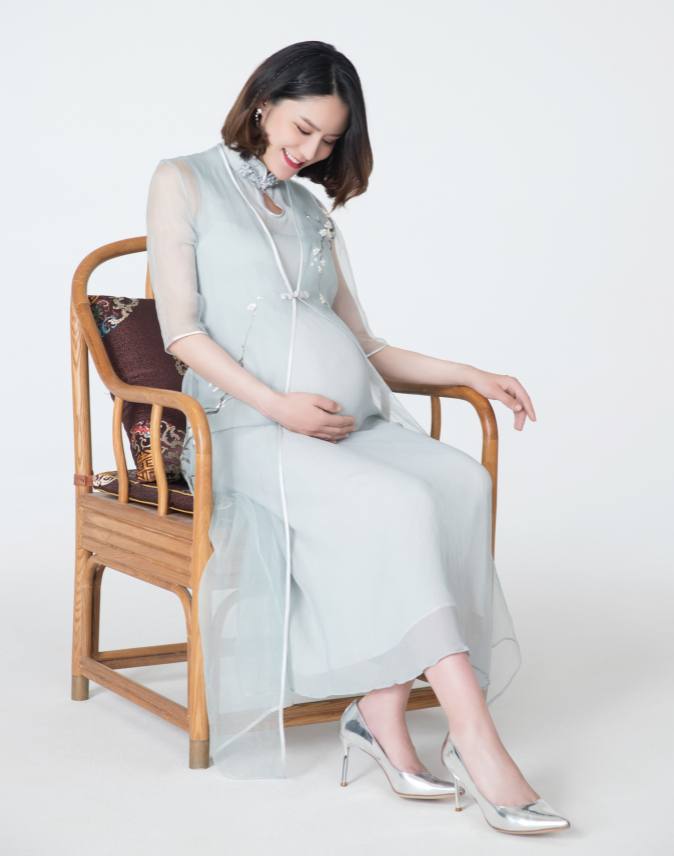 林峯官宣当爹，与张馨月共晒孕肚cos写真，恩爱又诙谐