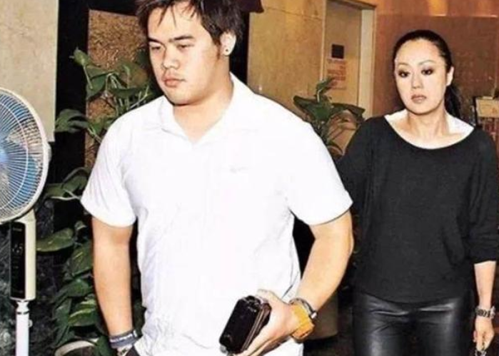 以真心换真心，钟镇涛现任妻子对继子女视如己出，一家人温馨和睦