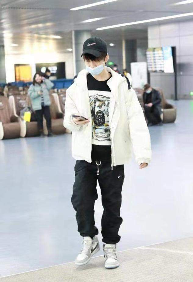 13岁天天与张亮同框，身高接近1米8，穿西服颜值