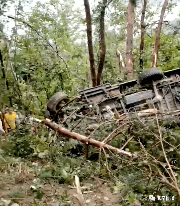 安徽一皮卡坠崖12人遇难！均为在茶园打工的除草农妇，下雨提前回家，返家途中遇难