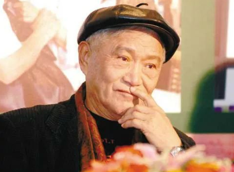 国家一级演员牛犇，住老年公寓自己剪发，儿子