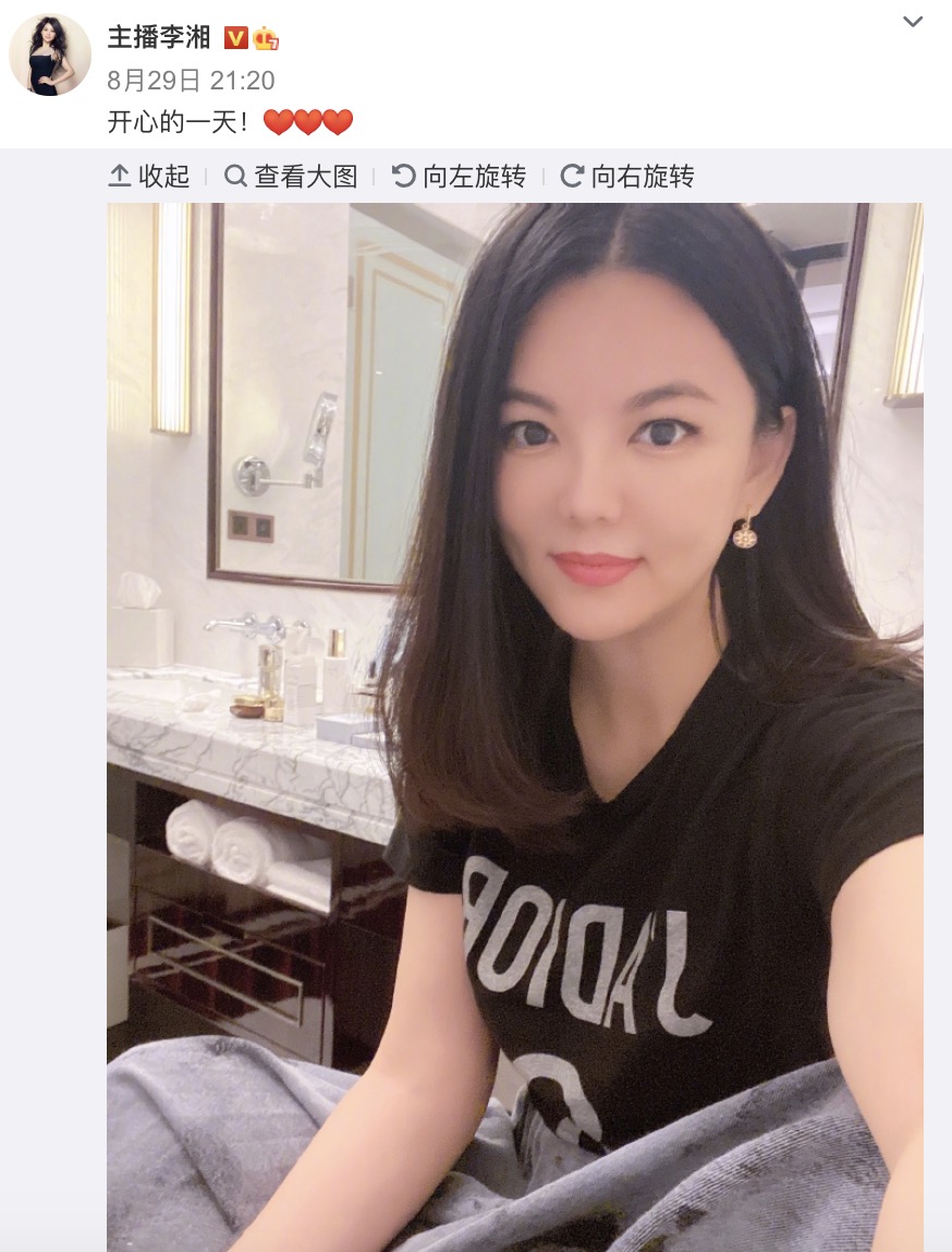李湘晒女儿吃酸奶，直呼心肝宝贝，王诗龄尖下巴、大长腿抢镜