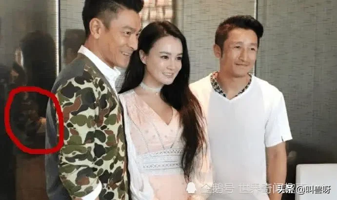 刘德华和邹市明夫妇合影有多尴尬？看起来很亲密，镜子说明了一切