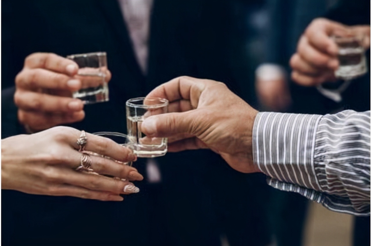 给领导敬酒领导反问凭啥跟你喝职场老油条用这3招巧妙应对