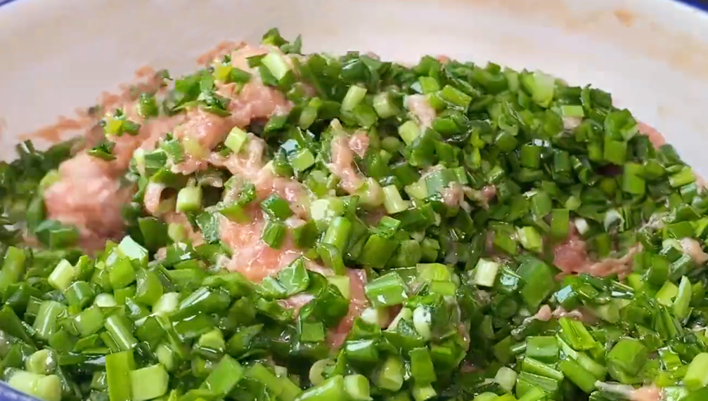 做鍋貼有人用澱粉，有人用麵粉，教你正確做法，個個酥脆好吃不膩