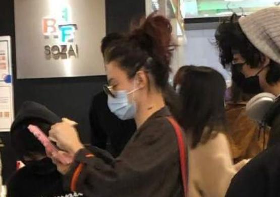 张柏芝带俩儿子逛街，14岁大儿子留胡子烫头发！
