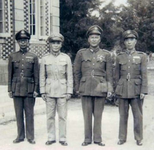 报告导演，国军军官的军装应该这样穿