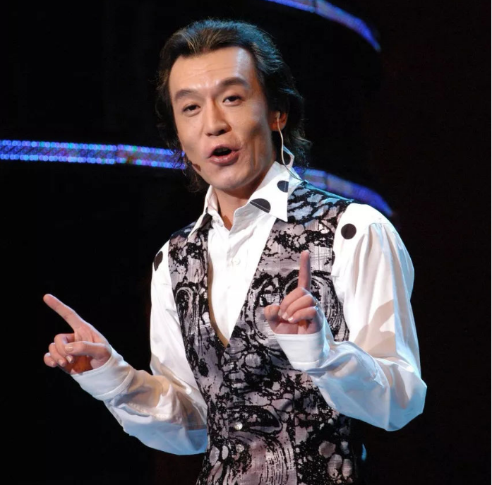 在美国做完最后一次化疗后，李咏握着妻子的手