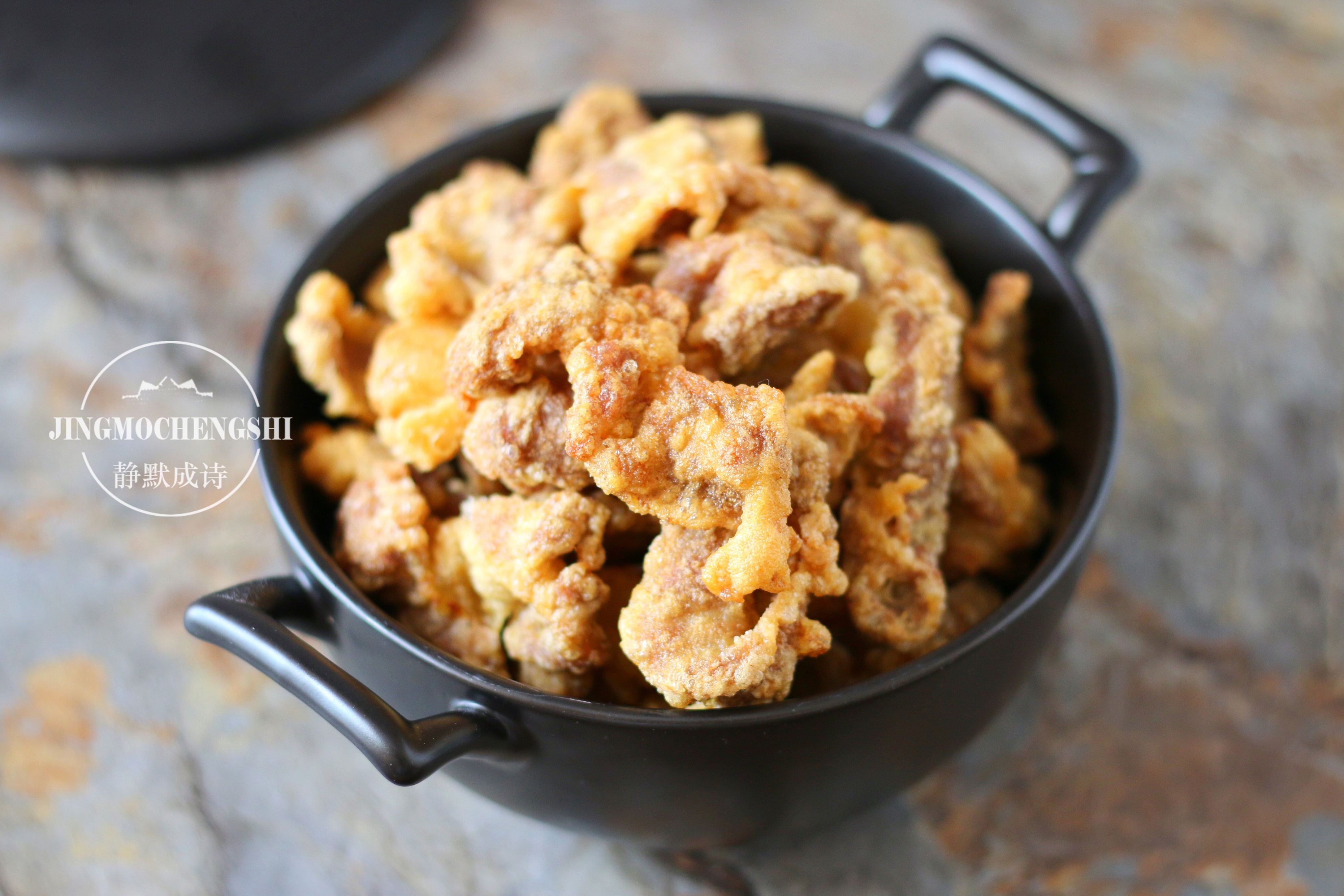 給豬肉換個做法，既香又酥，拿著吃煮湯吃都香，做一次吃好久