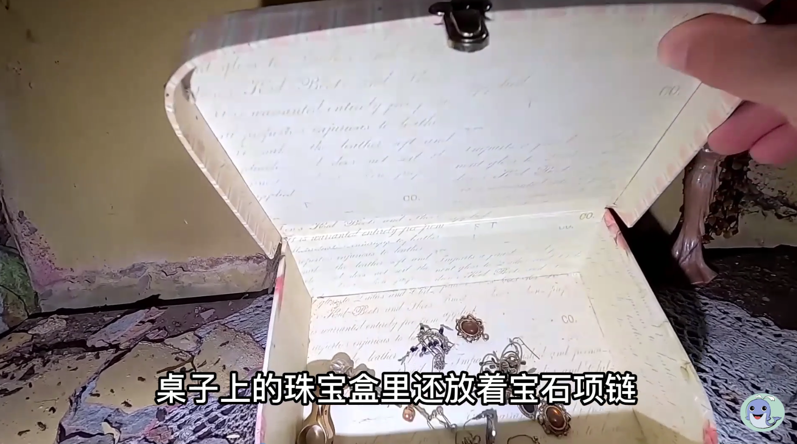 这是一栋被主人遗弃的房屋，价值180万的汽车都不要了