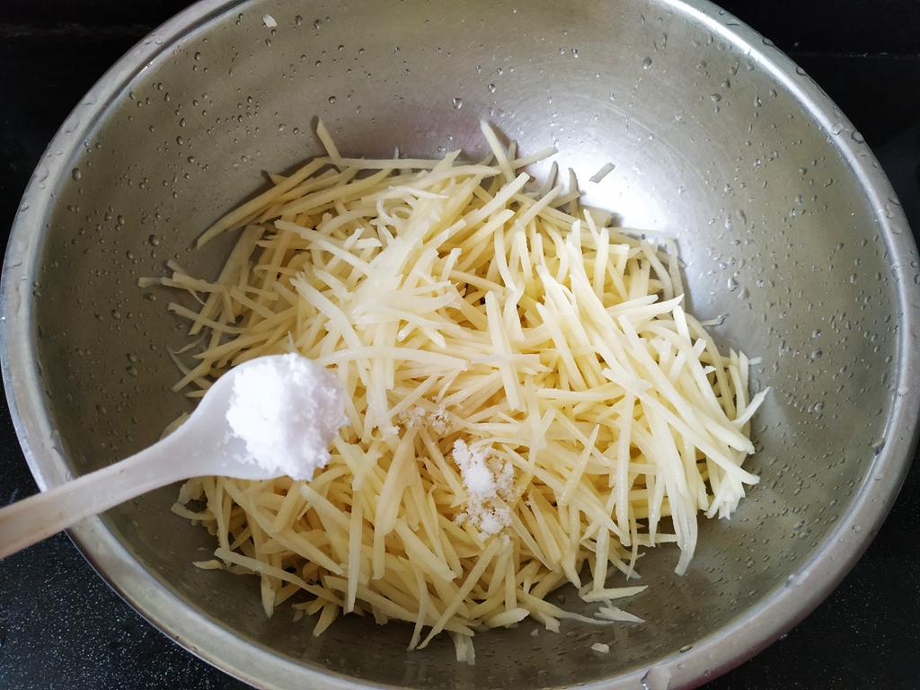 How can potato shreds keep on being fried?  The farmer’s chef has a trick, the taste is mellow and chewy