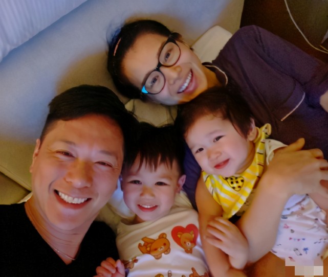 胡杏兒摟倆兒子幸福同框，奕霆趴媽媽孕肚感受胎動，畫面溫馨有愛