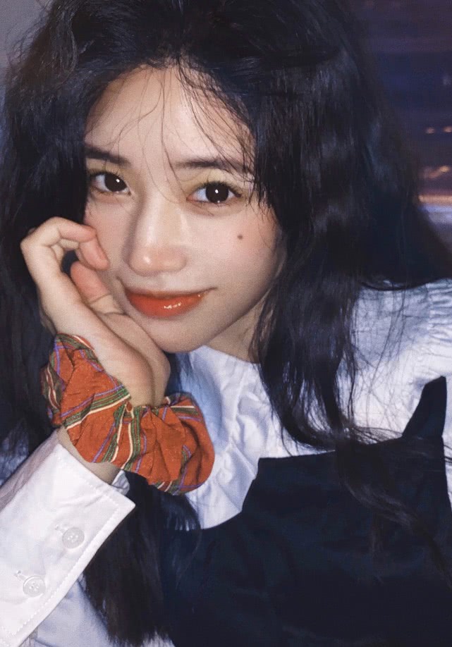 离开《青春有你2》的段小薇变得漂亮又时髦，网