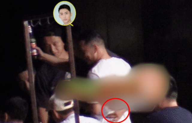 黄景瑜街头撸串，喝醉酒后对身旁男友人搂腰勾脖放飞自我