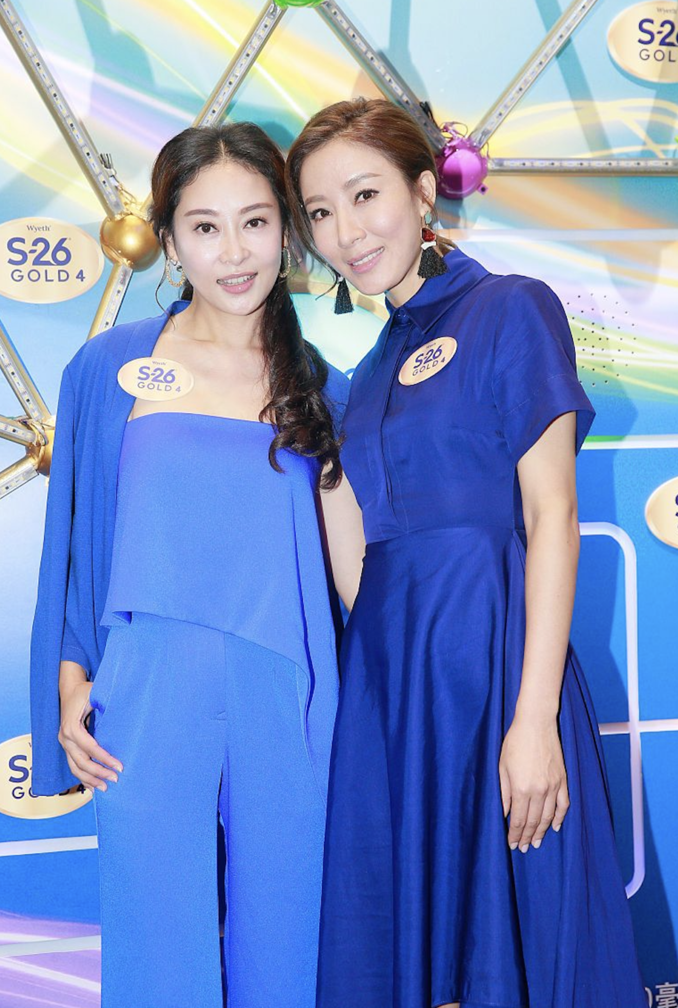 杨怡姐姐晒全家福庆祝女儿毕业，俩继女罕见出镜，一家人感情融洽