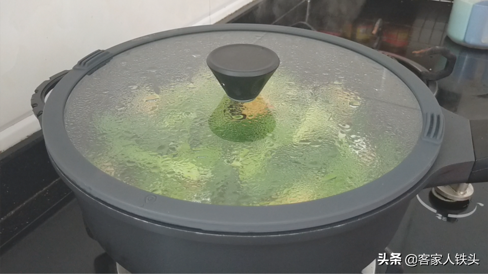 客家油豆腐配上1个鱼头，一道费饭菜做法，又香又滑闻到都流口水