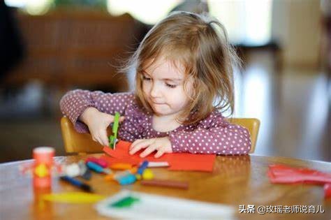搞定“熊孩子”：让三四岁的娃不吵不闹玩一天，你只需要一把剪刀