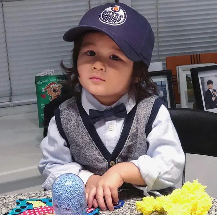 钟嘉欣为49岁老公庆生，晒2岁儿子萌照，称有其父必有其子