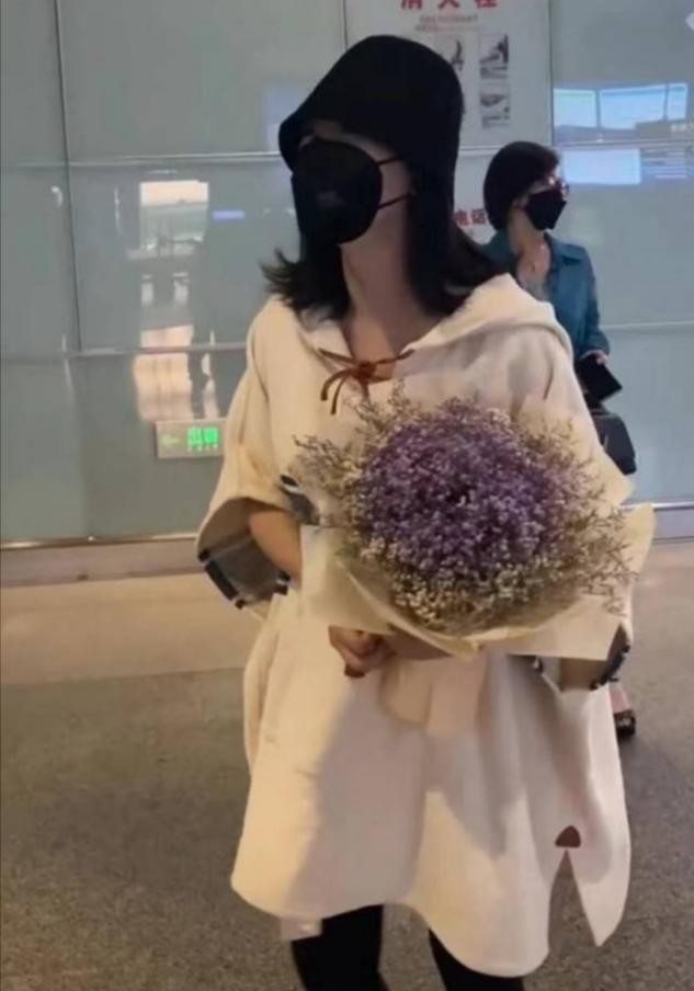 40岁谢娜疑生完二胎？衣着宽松难掩纤细身材，将和赵丽颖录节目