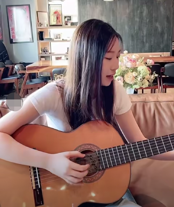 甄子丹17歲女兒太清純！ 抱吉他自彈自唱，曾因打扮大膽被嘲顯老