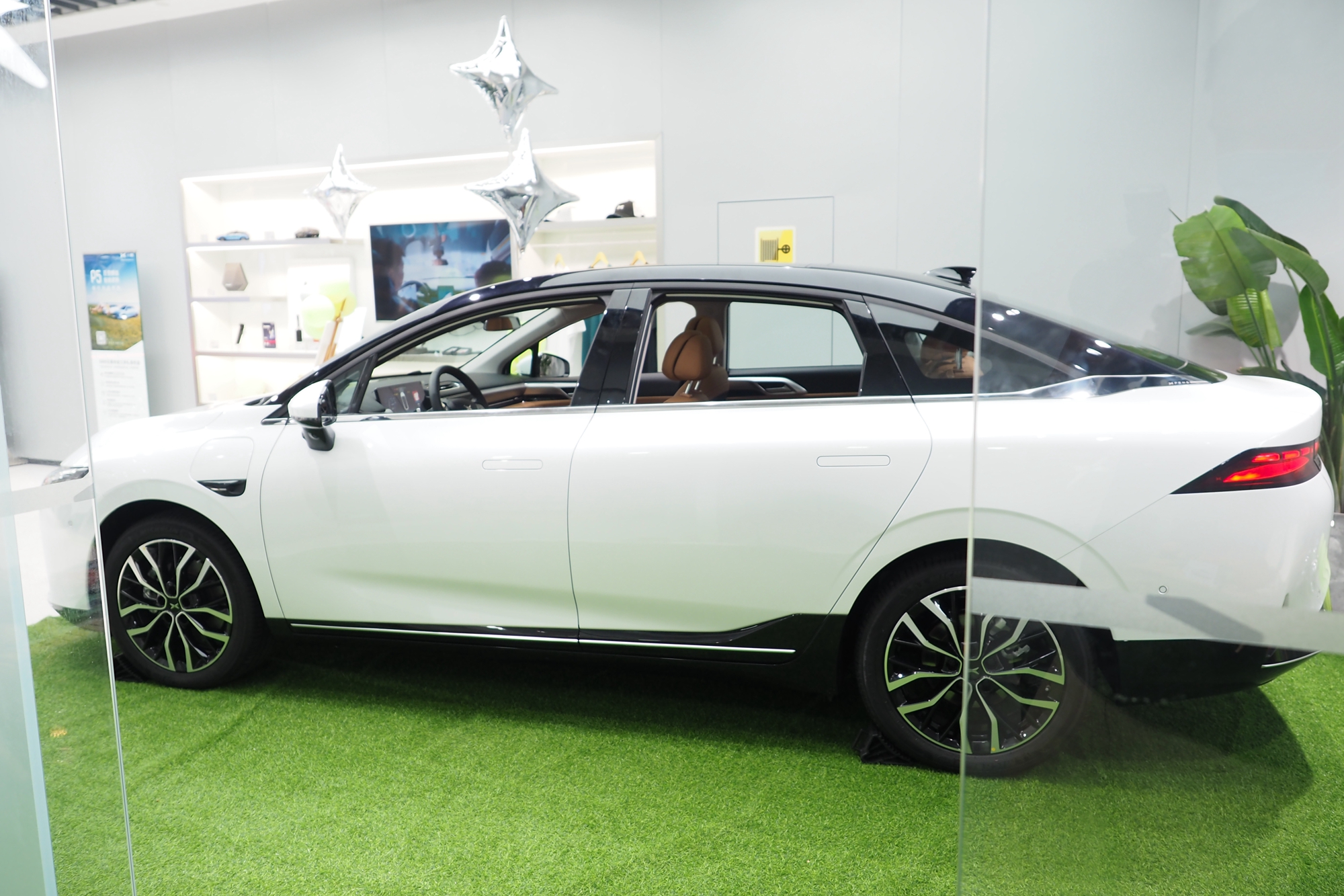 16万起售 续航最高600km 还有激光雷达 实拍小鹏p5