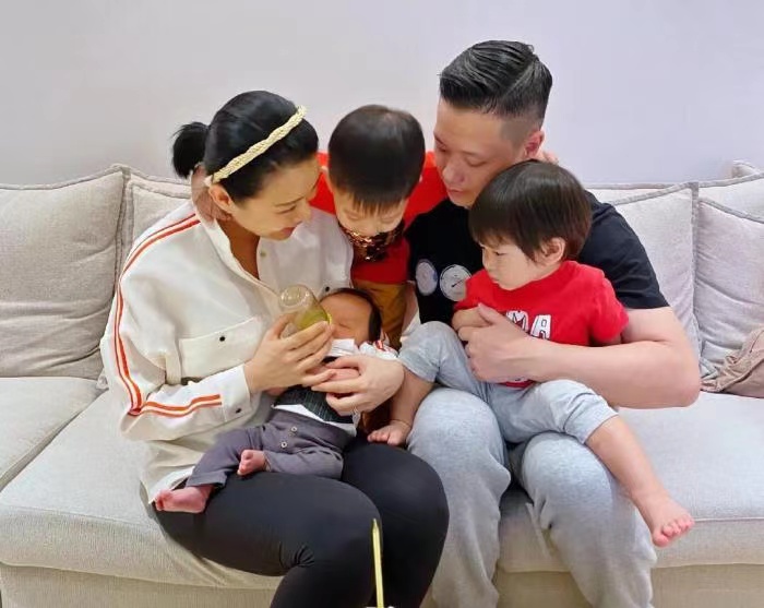 李乘德晒照为三胎儿子庆祝百日，胡杏儿隔空出镜，奕宏神态像奕霆