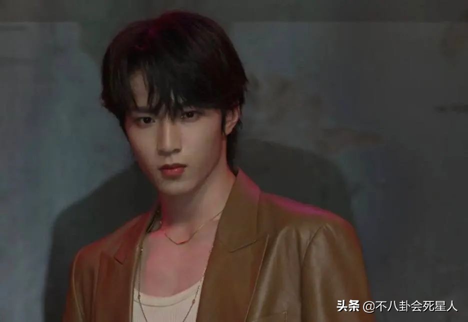 时尚大秀：吉娜神似郭碧婷，鹿晗瘦得头大身子小，倪妮肉色上衣