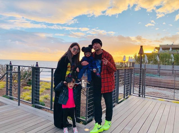 周杰倫與女兒坐豪車同框，5歲小周週紮馬尾穿皮衣，時尚感十足