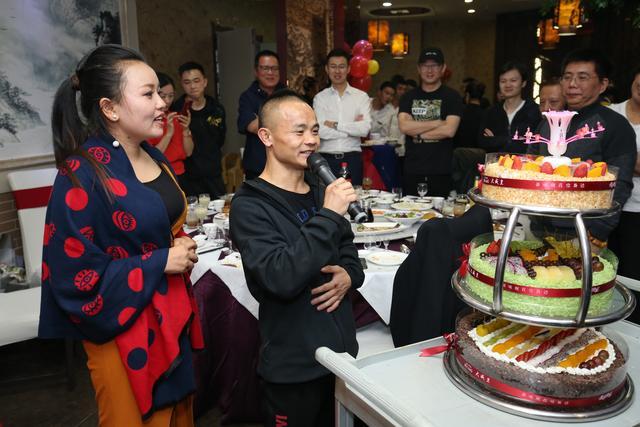 邹市明三儿子出生地曝光？网友：出生在香港，