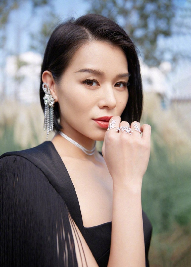 胡杏兒老公帶倆兒子拜年，奕霆奕霖穿喜慶紅裝，手拉手賣萌超可愛