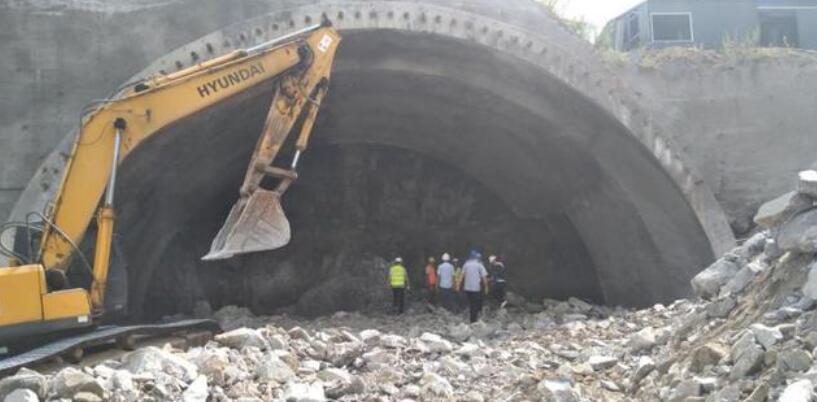 青岛建一条隧道，双洞双向4车道，长不到1.5公里，投入高达4.3亿