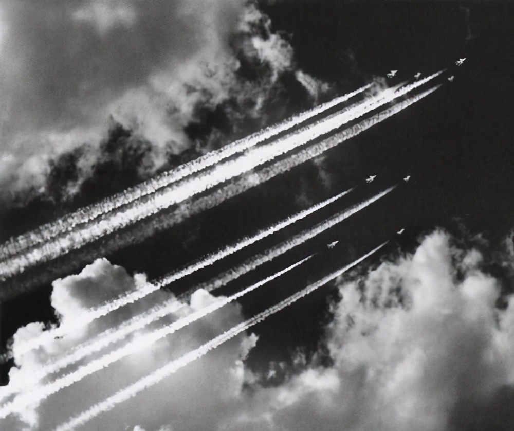 1954年，我空军战机误击落国泰客机致坠毁，引中