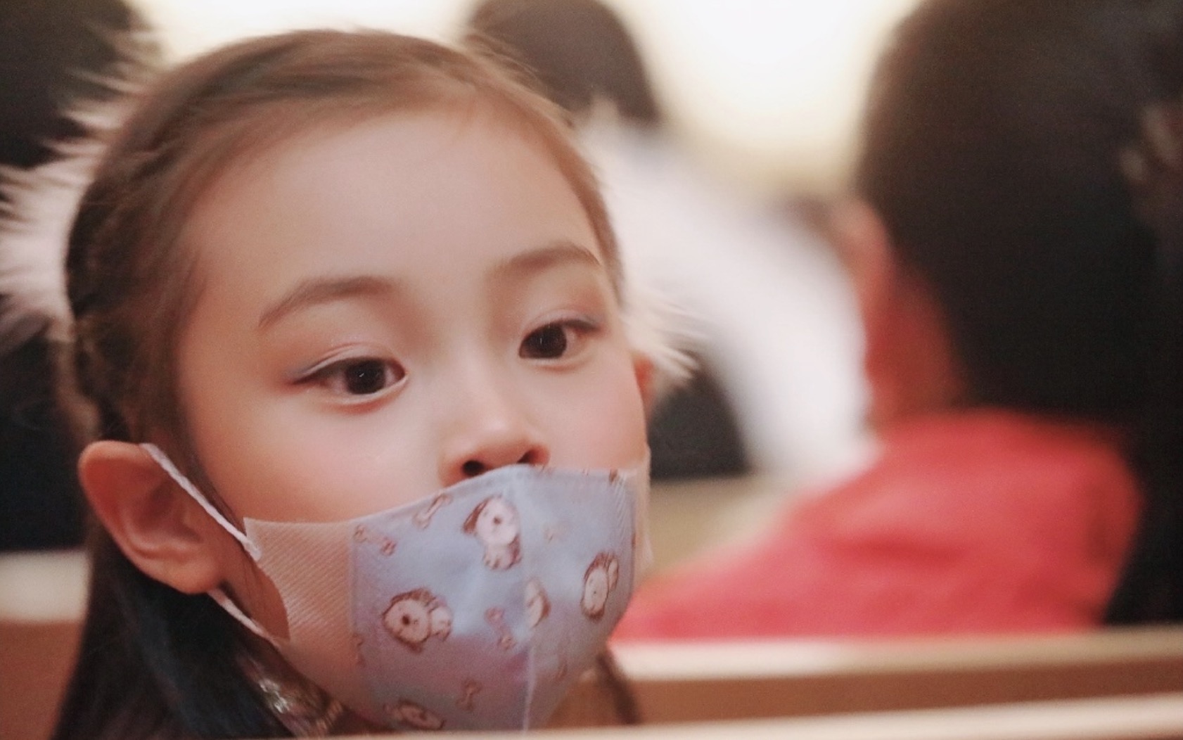 甜馨鋼琴獨奏《冰雪奇緣》，穿藍色紗裙氣質佳，笑容甜美颱風穩健