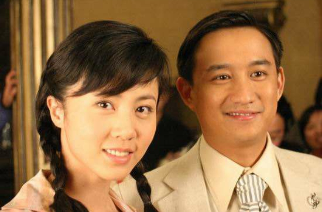“神算子”黄磊女儿黄多多，小小年纪被曝穿露脐装，染头发？