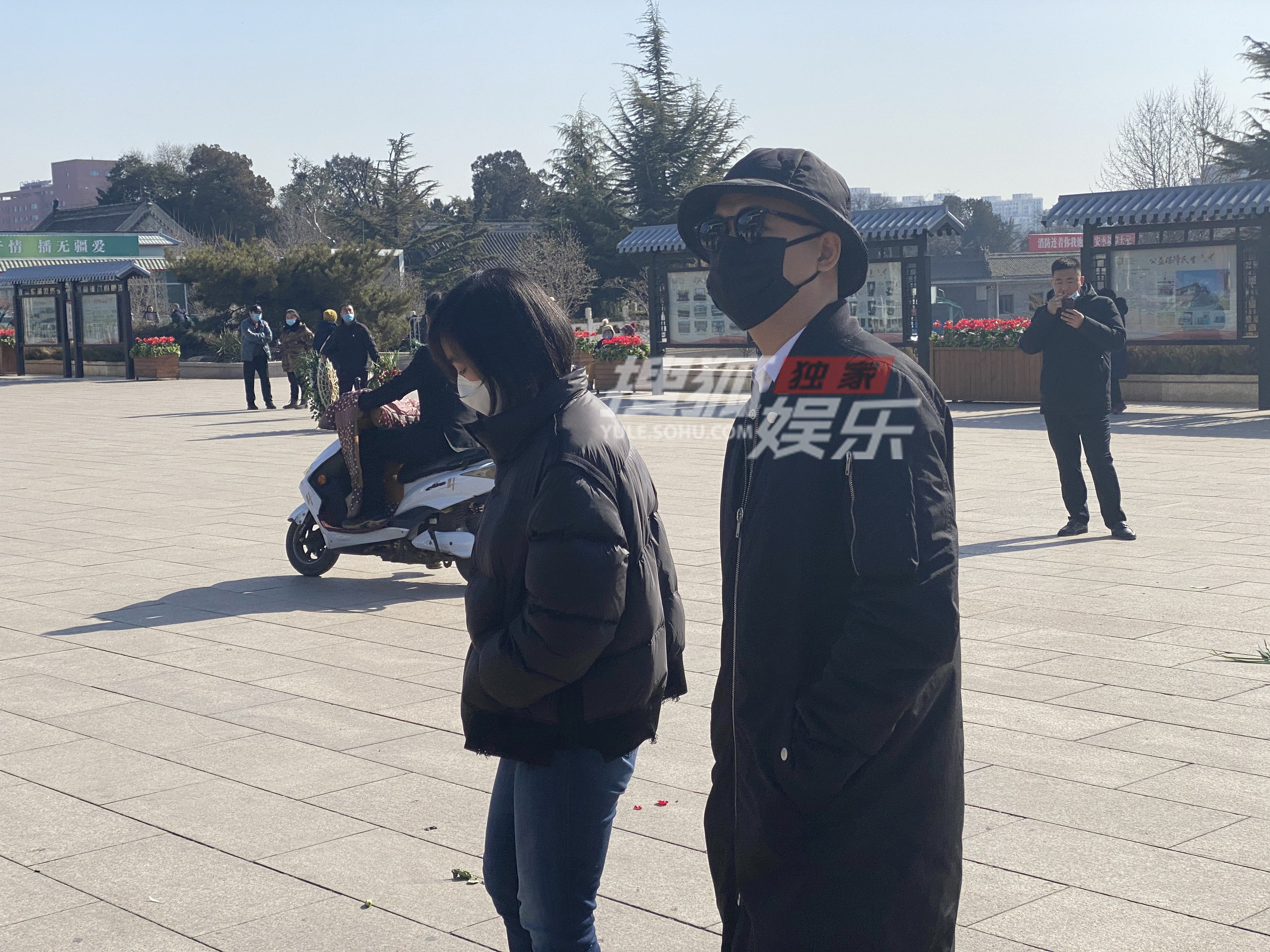 Zhao brilliant memorial meeting holds Huang Bo to hold small safflower to grieve over today the modest tear of Xue asperses the spot