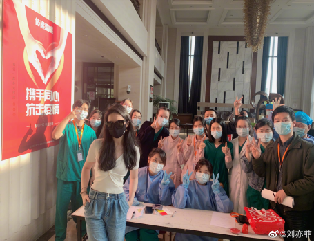 刘亦菲高铁出行，LV穿出老气感，已多次被嘲穿搭品味