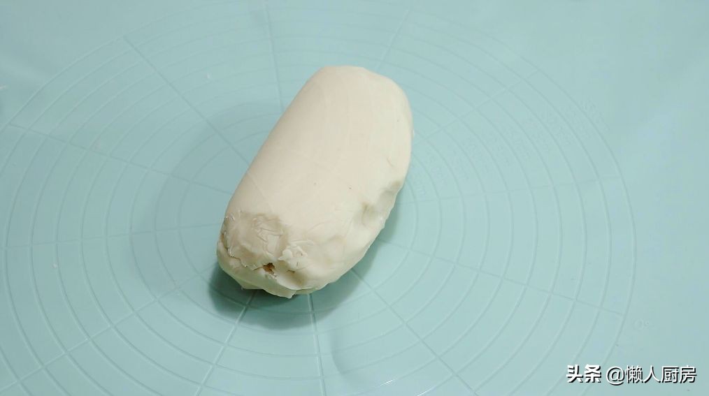 这是不用面粉的月饼，也不要烤，白芸豆的炒制很重要