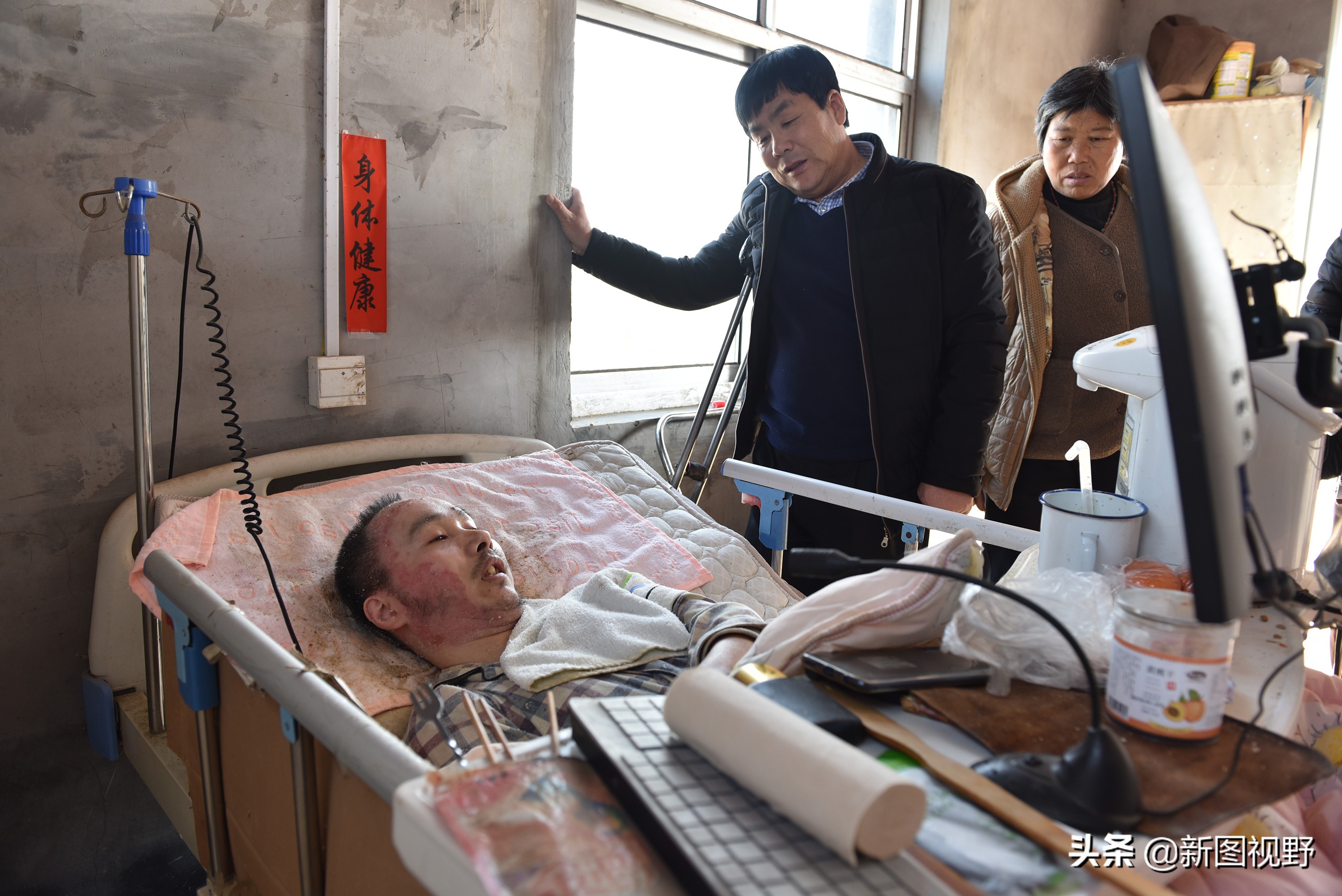 4岁丧母，18岁瘫痪，苦命男孩卧床14年，用电脑挣钱孝敬父亲