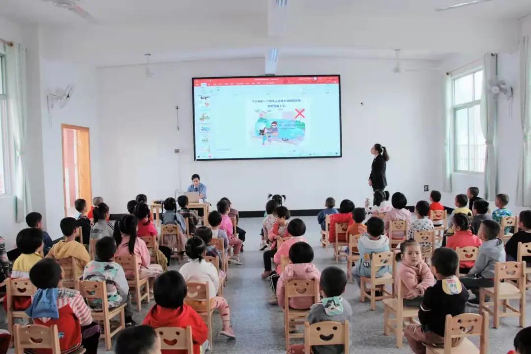 “蒙檢說法”團(tuán)隊走進(jìn)鄉(xiāng)鎮(zhèn)幼兒園開展“三防”教育活動