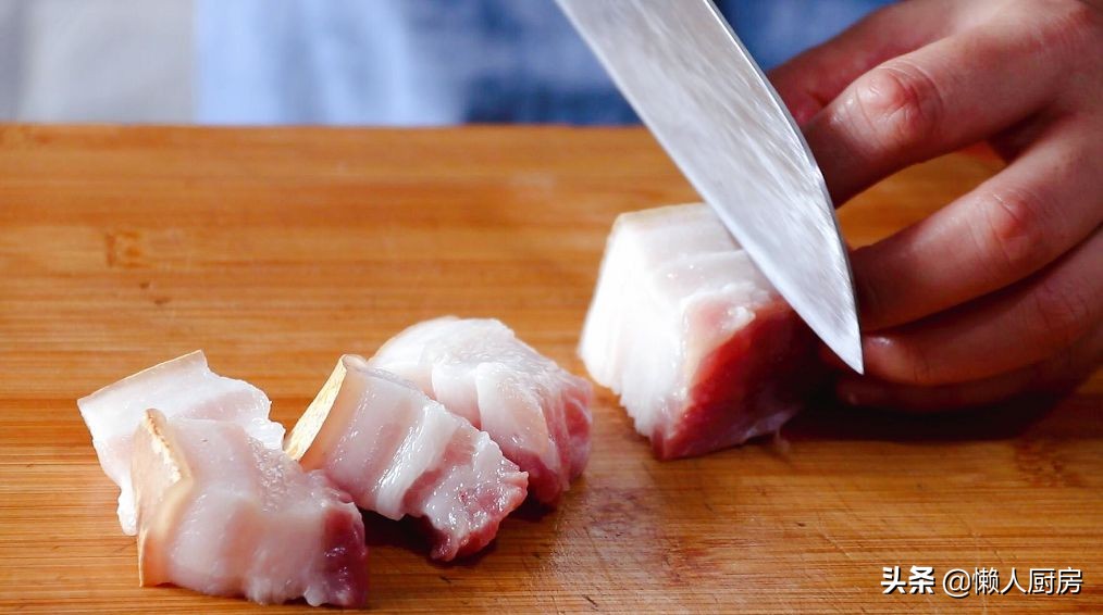 不用焯水，配上萝卜这样烧红烧肉，做红烧肉前多一步，肉不老不柴